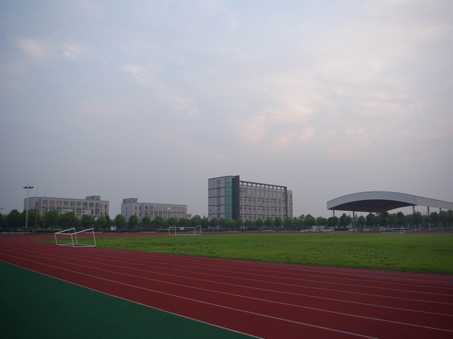 金山職業(yè)技術(shù)學(xué)院塑膠跑道運(yùn)動(dòng)場(chǎng)